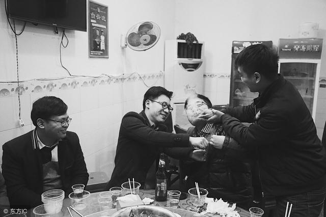 除了吹牛和攀比，同學聚會還剩下什么？